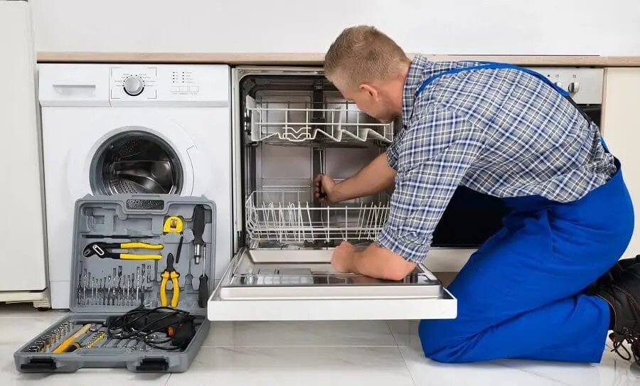 Foça Viessmann servisi teknisyen ekibi beyaz eşya tamiri yaparken